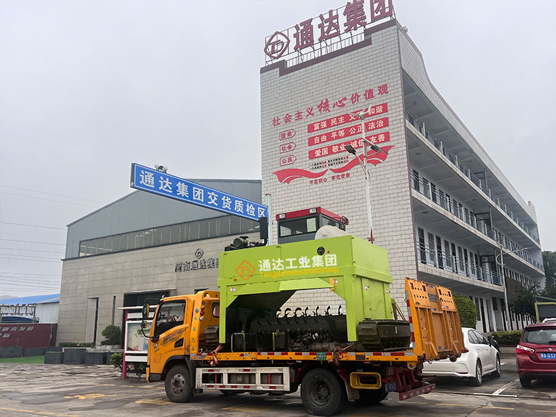 2.6米履帶翻拋機發(fā)往河北邢臺老客戶現(xiàn)場
